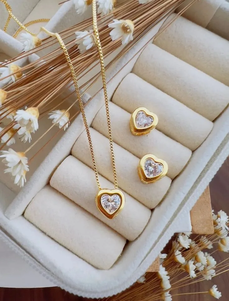 Conjunto de coração dourado com zircônias